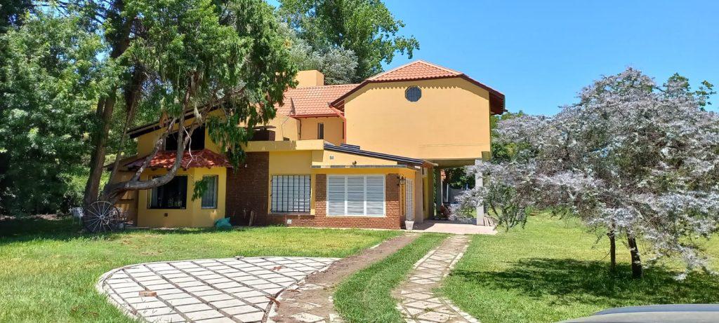 Propiedad tipo chalet – barrio residencial – frondosa arboleda